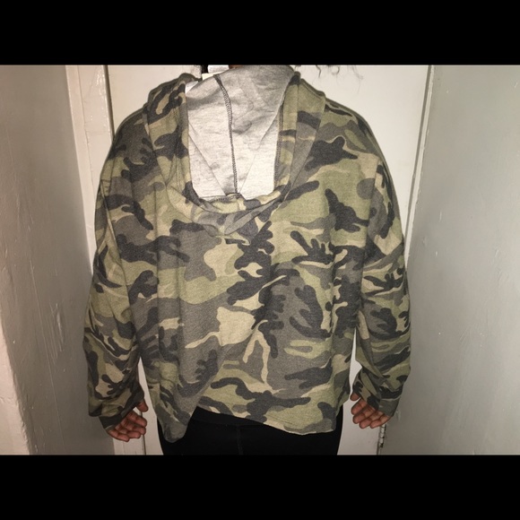 Cropped Camo Hooded Sweatshirt - Picture 2 of 3